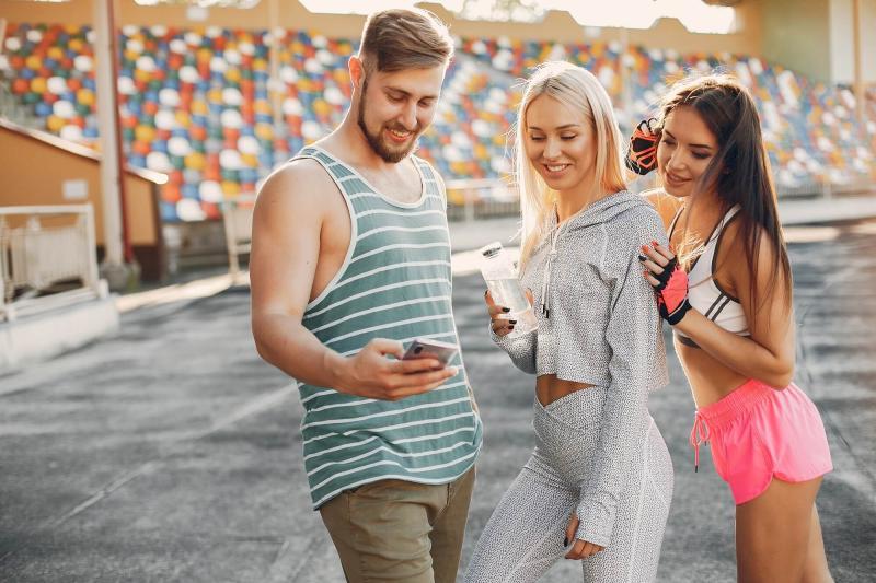 Mladí ľudia si
užívajú hudobný festival s obmedzeným rozpočtom